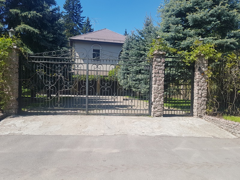 Распашные ажурные ворота